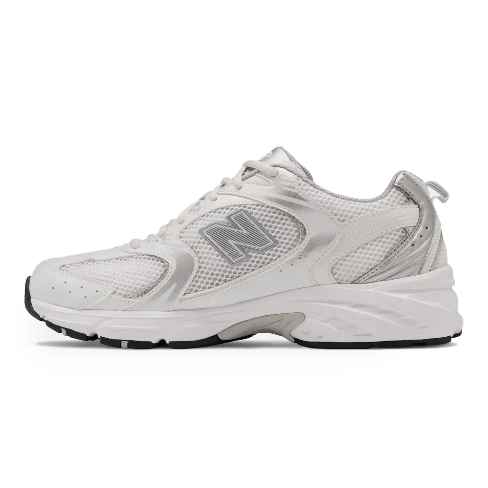 Tênis New Balance 530 Branco Masculino em ângulo lateral mostrando design respirável e logo 'N'